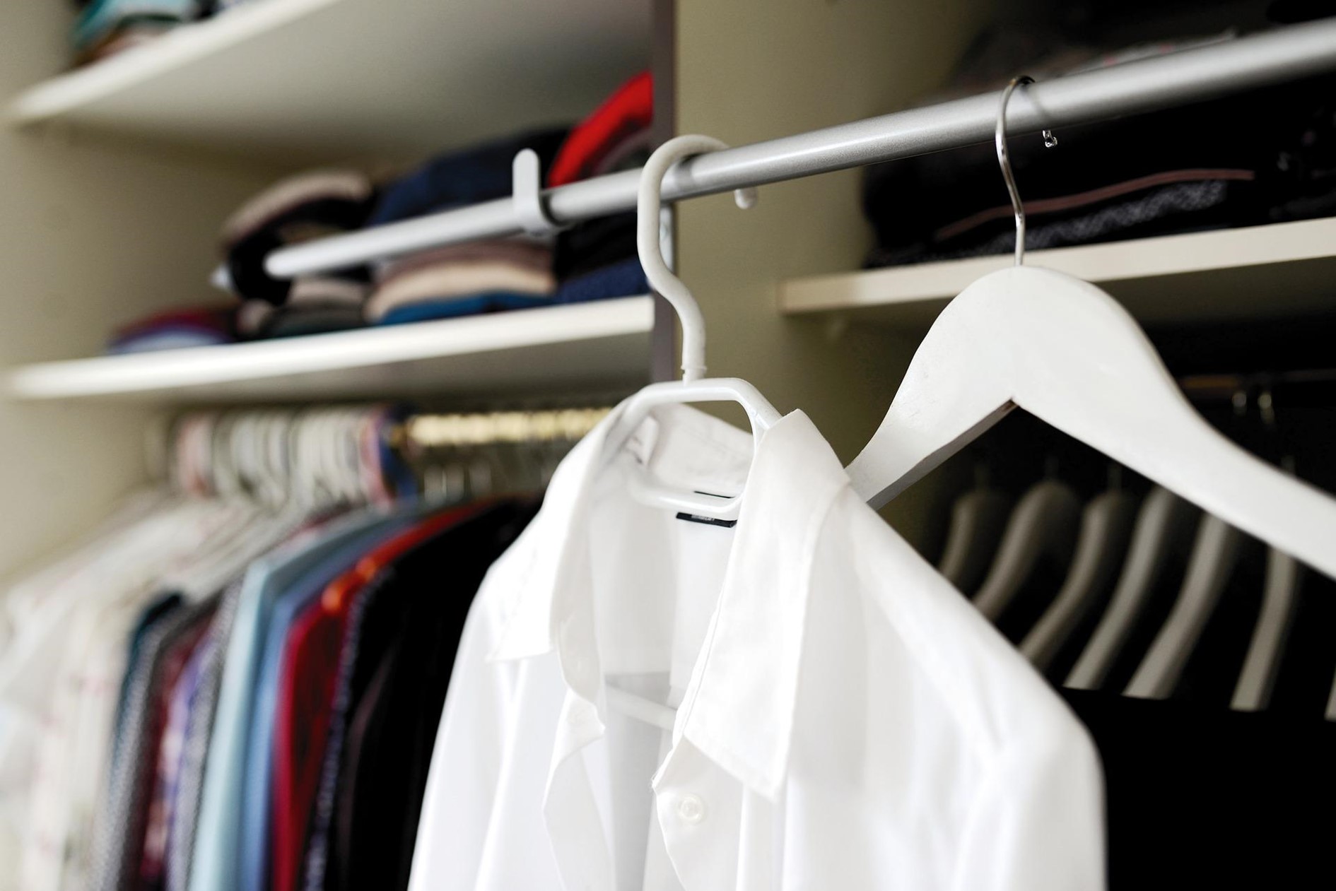 Kleidung im Kleiderschrank