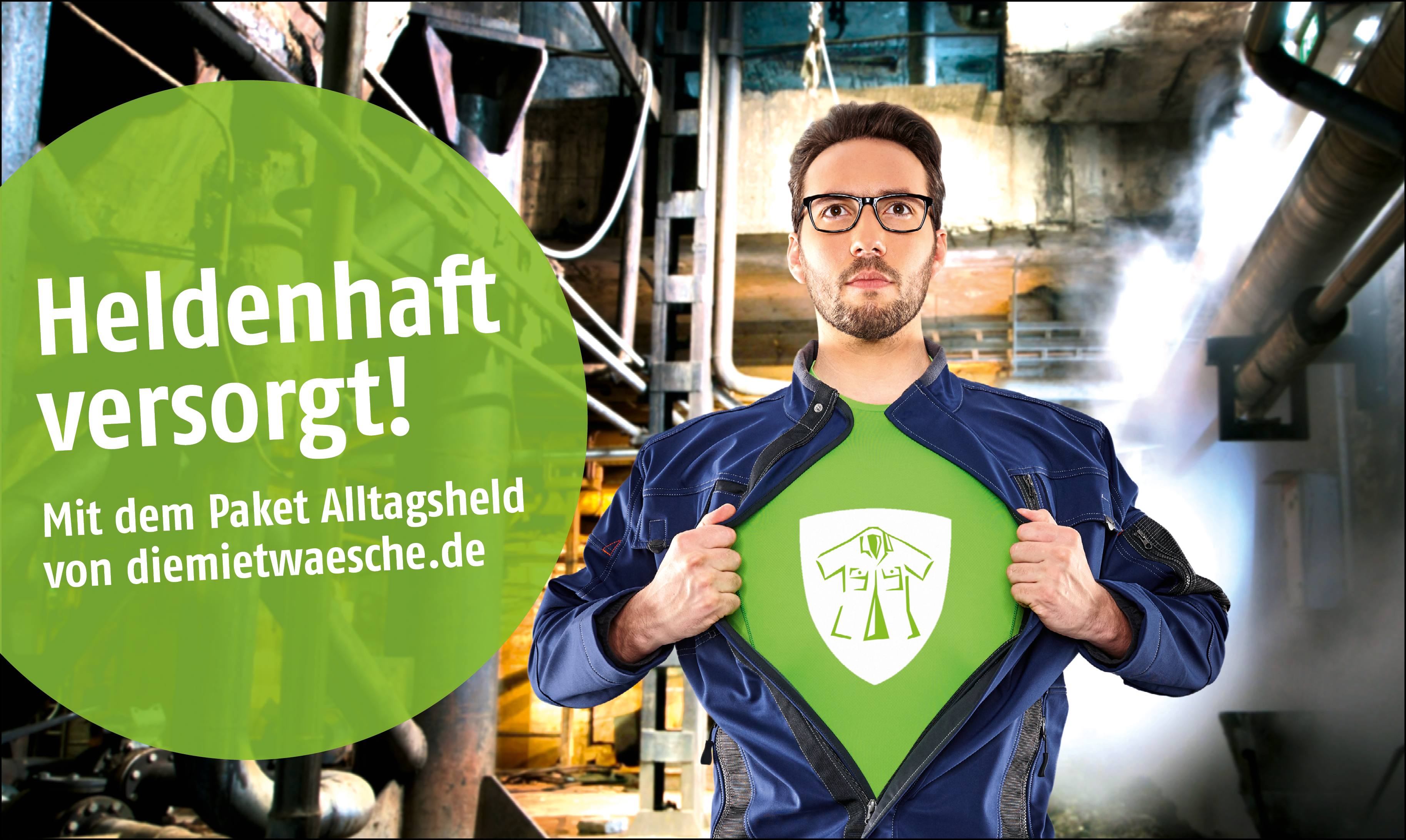 Mann mit Brille, trägt blauen Arbeits-Overall, darunter ein grünes Shirt mit dem diemietwäsche-Logo; Text: Heldenhaft versorgt! Mit dem Paket Alltagsheld von diemietwaesche.de;