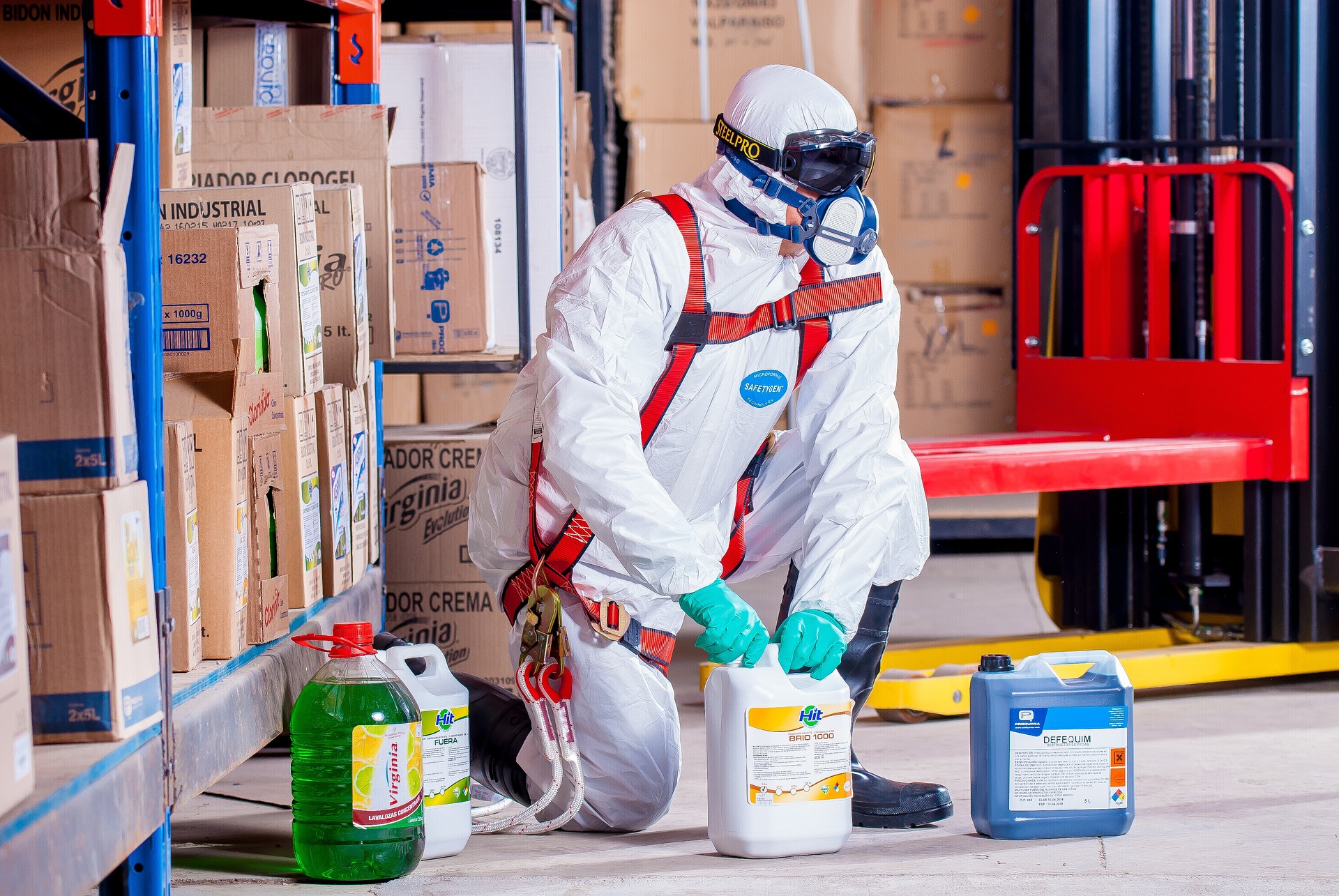 Person in Chemikalienschutzkleidung und mit Atemschutzmaske, persönliche Schutzausrüstung