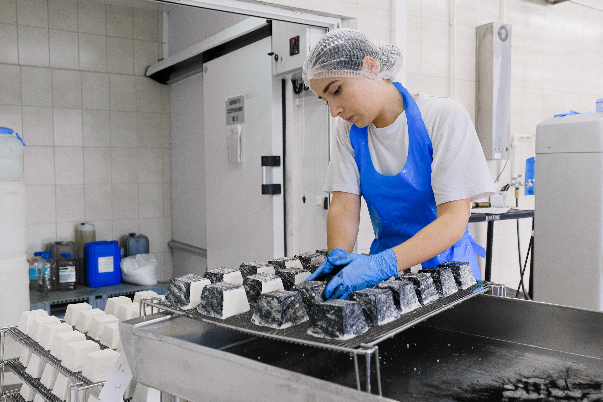 Person in HACCP-Kleidung, die mit Lebensmitteln arbeitet