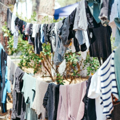 Kleidung auf Wäscheleine im Freien, sommerliches Wetter