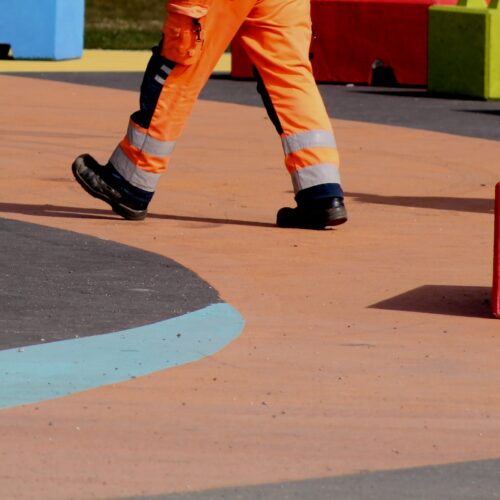 Arbeiter in orange Warnschutzkleidung