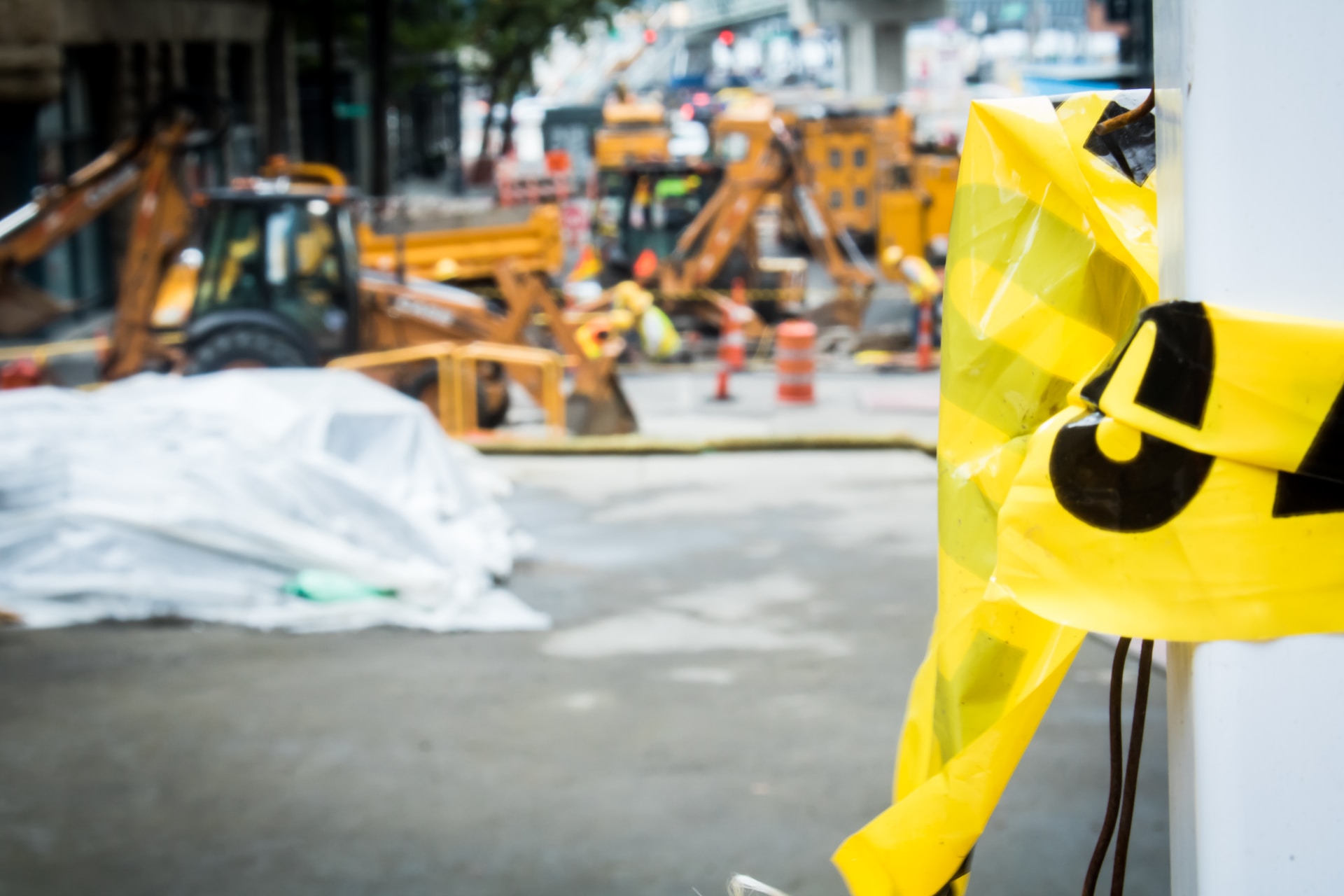 Straßenbaustelle mit Arbeitsgeräten und Fahrzeugen