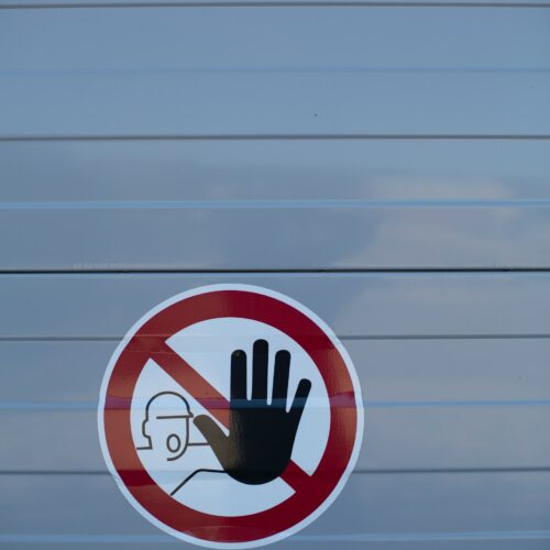 Warnschild an Wand