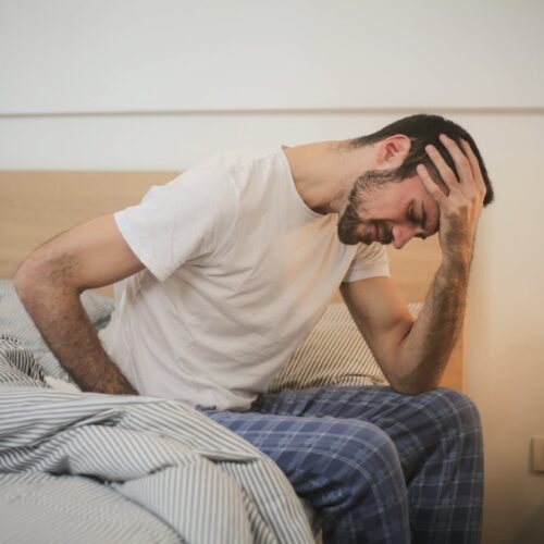 https://www.pexels.com/de-de/foto/junger-mann-in-nachtwasche-die-am-morgen-unter-kopfschmerzen-leidet-3771115/
